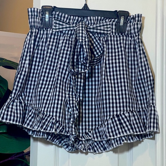 💙🆕Shein black and white stripped shorts with a tie size S - Picture 2 of 3